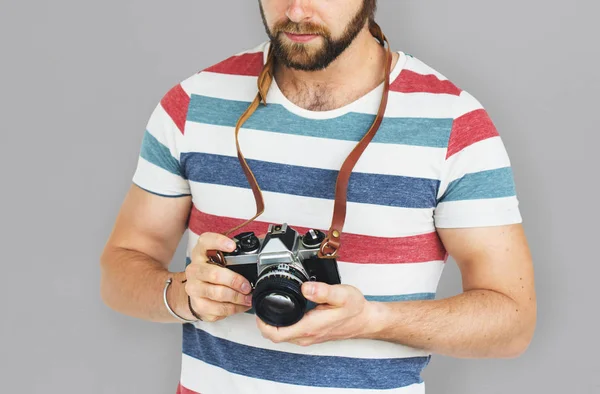 Homme décontracté avec caméra — Photo