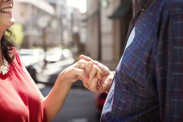 Coppia anziana che si tiene per mano — Foto Stock