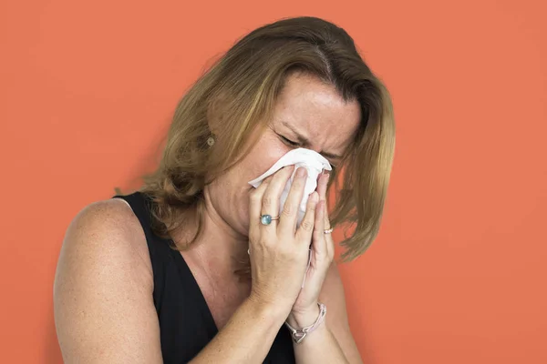 Mulher doente assoprando nariz — Fotografia de Stock