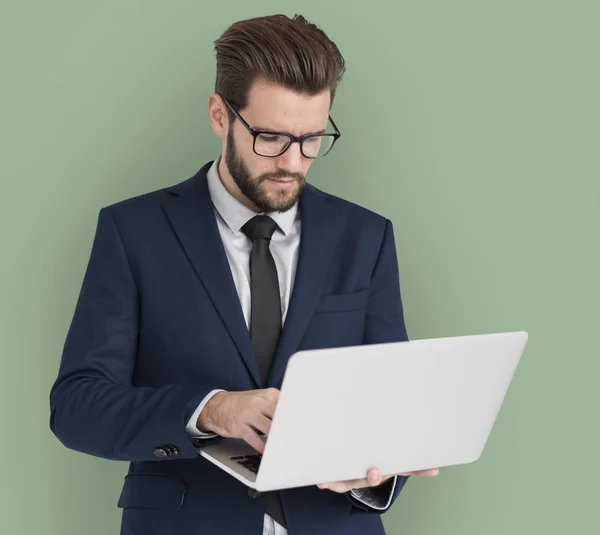 Empresário usando laptop em estúdio — Fotografia de Stock