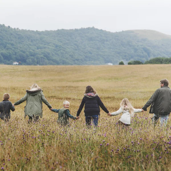 Familia feliz juntos en el campo — Foto de Stock