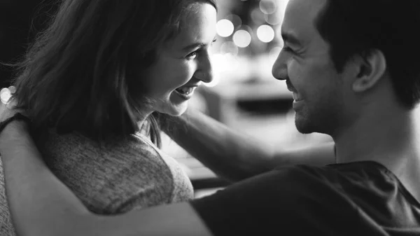 Pareja abrazando y sonriendo —  Fotos de Stock