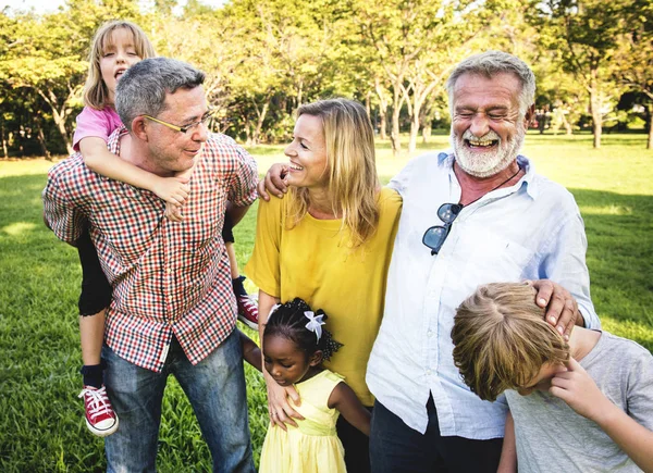 Família caminhando no parque — Fotografia de Stock