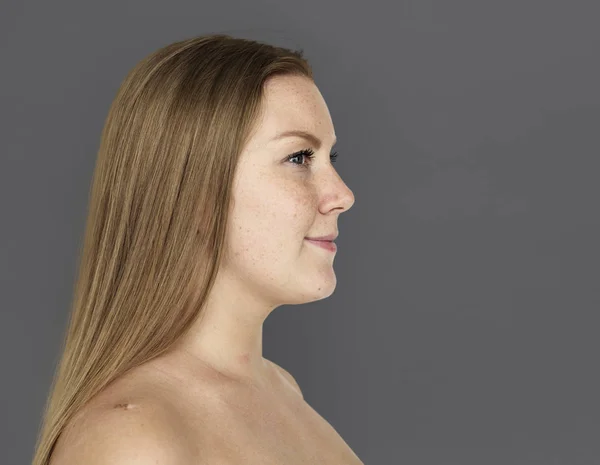 Mulher com sorriso posando em estúdio — Fotografia de Stock