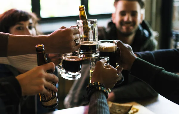 Diversidad que la gente celebra con cerveza — Foto de Stock