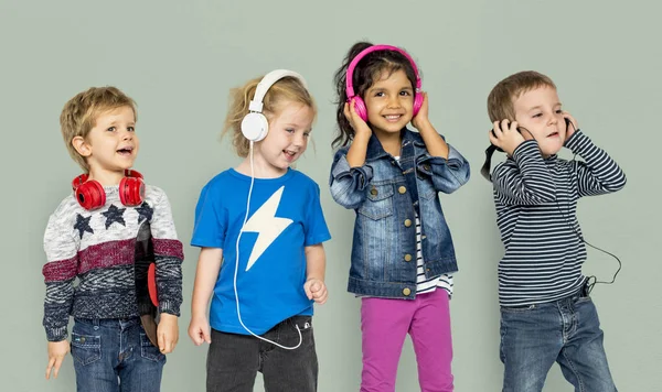 Niños multiétnicos en Heaphones —  Fotos de Stock