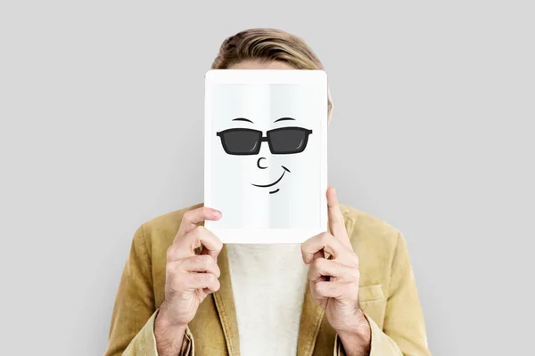 Człowiek, obejmujących twarz z cyfrowego tabletu. — Zdjęcie stockowe