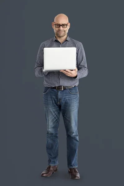 Кавказский человек с ноутбуком — стоковое фото