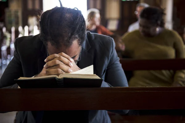 Hombre rezando en la iglesia —  Fotos de Stock