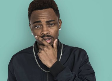 Afrika adam elini çene içinde tutarak