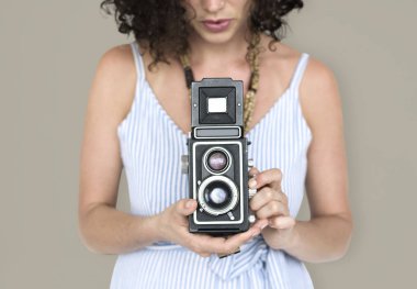 Vintage fotoğraf makinesi kullanan kadın