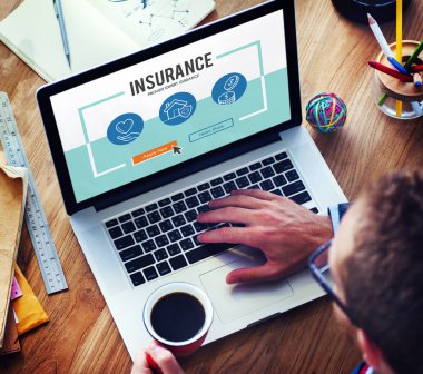 İş adamı dizüstü bilgisayar kullanıyor