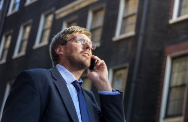 Akıllı telefon kullanan iş adamı. 