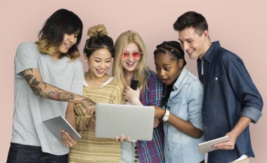 Dijital cihazlar kullanan gençlerin