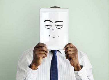 Dijital Tablet ile yüz kapsayan iş adamı.