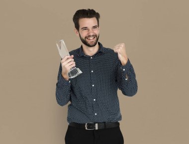 yakışıklı adam holding kazanan ödül