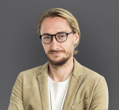 gülümseyen yakışıklı adam