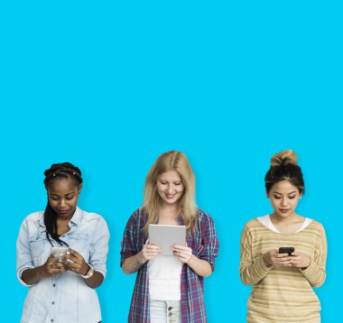 Dijital cihazlar kullanan gençlerin