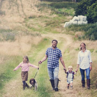 Dışarıda mutlu bir aile.