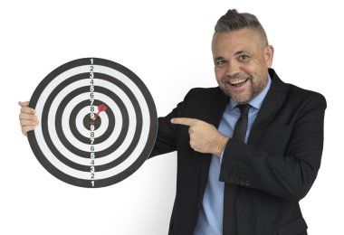 Dart tahtası üzerinde adam işaret parmağı