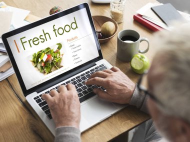 dizüstü bilgisayar kullanan adam