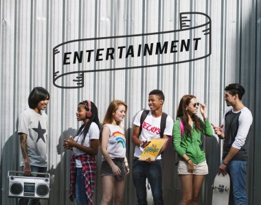 Arkadaşlar birlikte vakit geçiriyorlar. 