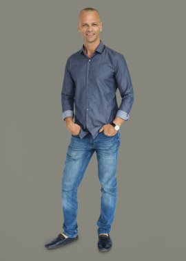  stüdyoda olgun adam