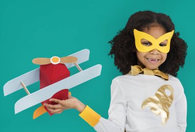  Kağıt uçakla oynayan kız