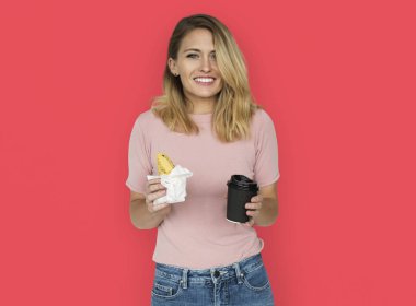 İle ekmek ve kahve tutan kadın