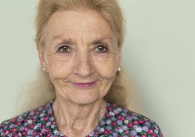 gülümseyen kadın kıdemli