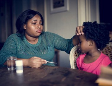 kontrol kızının sıcaklık anne 