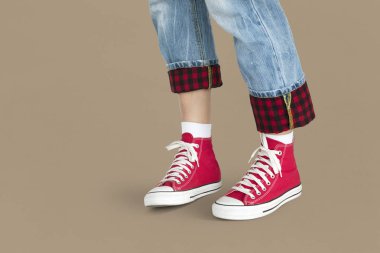 kırmızı spor ayakkabı içinde ayak