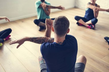 bir grup insan yoga esneme yapıyor