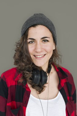 Genç, gülümseyen kadın