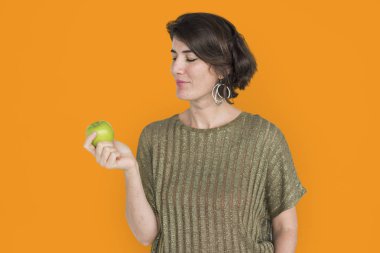  Yeşil elma tutan kadın