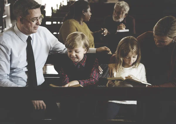 Gruppe von Menschen in der Kirche — Stockfoto