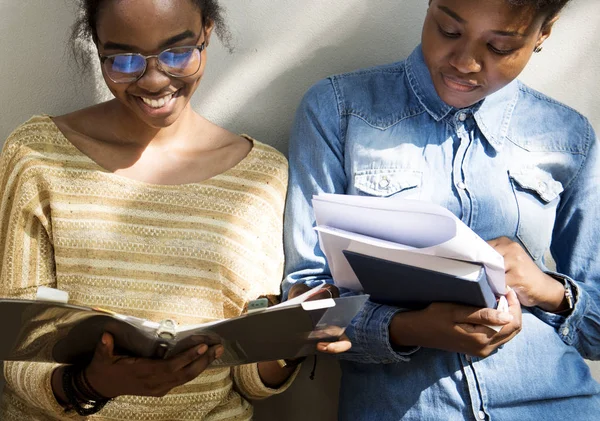 Mejores amigos estudiando juntos —  Fotos de Stock