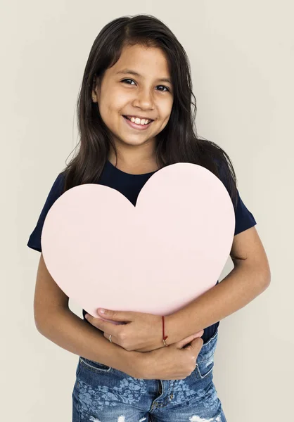 Menina carregando forma de coração — Fotografia de Stock