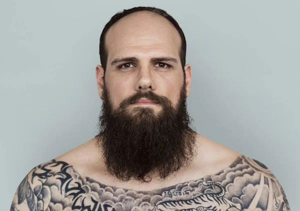 Человек с бородой и татуировкой — стоковое фото