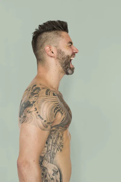 Gritando homem com tatuagens — Fotografia de Stock