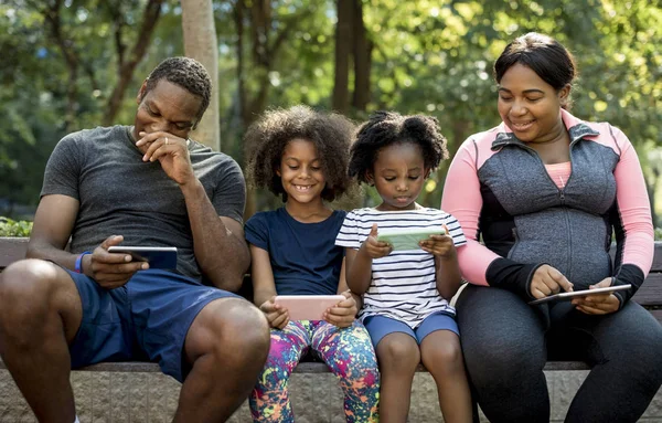 Familj med digitala enheter — Stockfoto