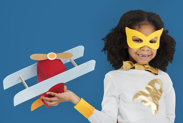 Дівчина грає з папером Літак — стокове фото