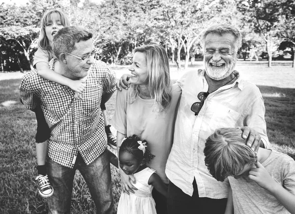 Familia caminando en el parque — Foto de Stock