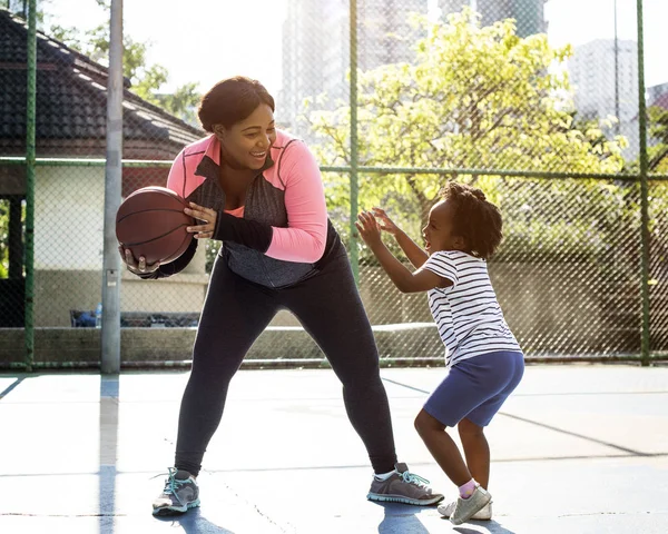 Anne ve kızı basketbol oynarken — Stok fotoğraf