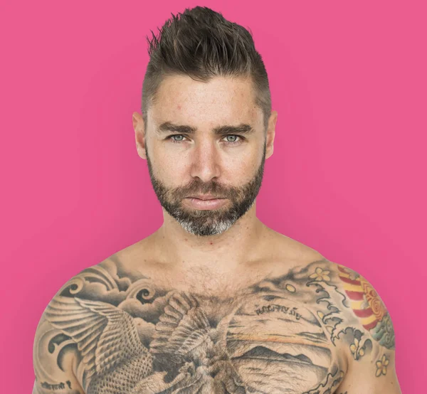 Bello uomo con tatuaggi — Foto Stock