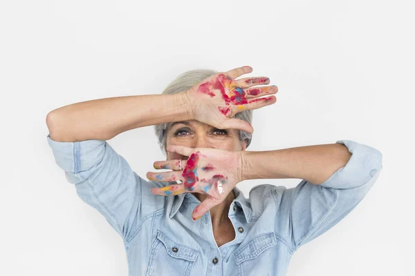 Mujer con las manos en pintura —  Fotos de Stock