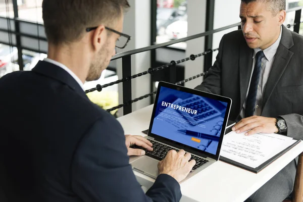 Empresarios trabajando con laptop . — Foto de Stock