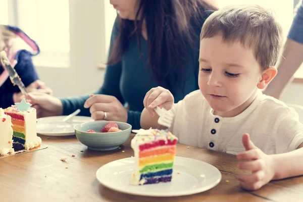 Μικρό αγόρι που τρώει τούρτα γενεθλίων — Φωτογραφία Αρχείου
