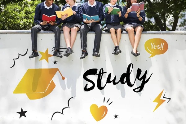 Estudantes lendo livros — Fotografia de Stock