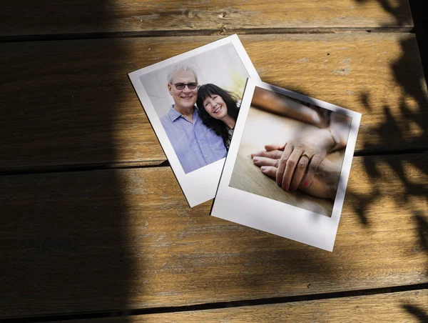 Mesa de madera con fotos — Foto de Stock